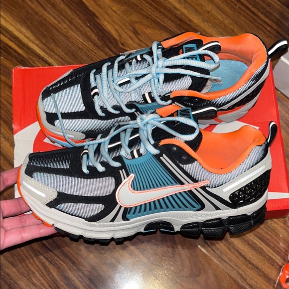 Nike Zoom Vomero 5 . Woman’s Size 8. Good Condition. Extra Laces. - Picture 2 of 8
